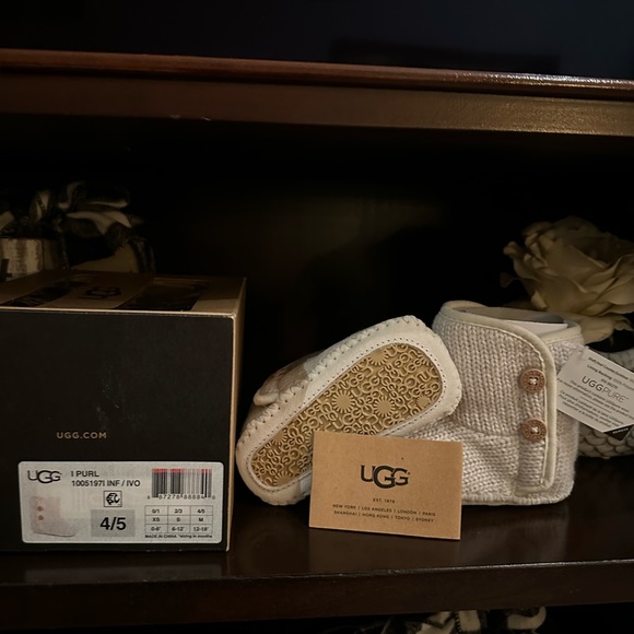 Ugg boots baby 4/5 new never worn - Picture 2 of 5